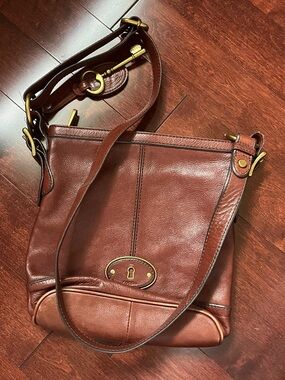 Vintage Fossil Chestnut Brown Leather Shoulder Bag/Crossbody with Brass Hardware